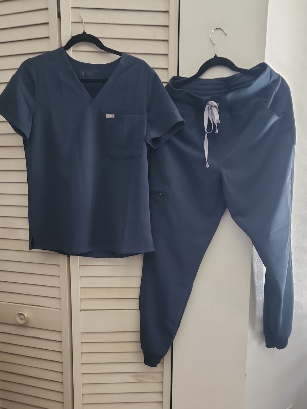 FIGS   Scrub Top & Jogger Set. SMALL CATARINA TOP AND A MEDIUM JOGGER PANTS